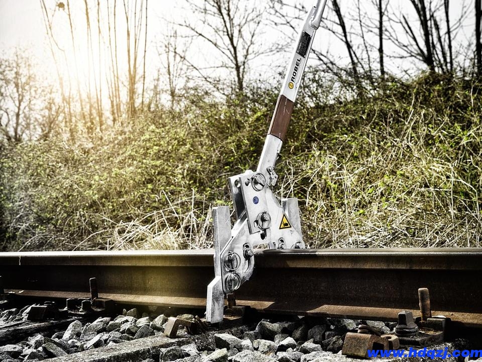 The steel rail lifting device is used to lift and fix the steel rail using a manual lever